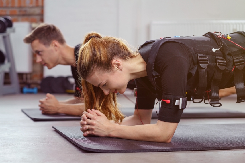 2 Personen im EMS Trainingsanzug, die eine Plank ausführen