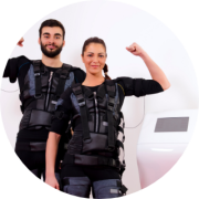 2 Personen neben EMS-Trainingsgerät
